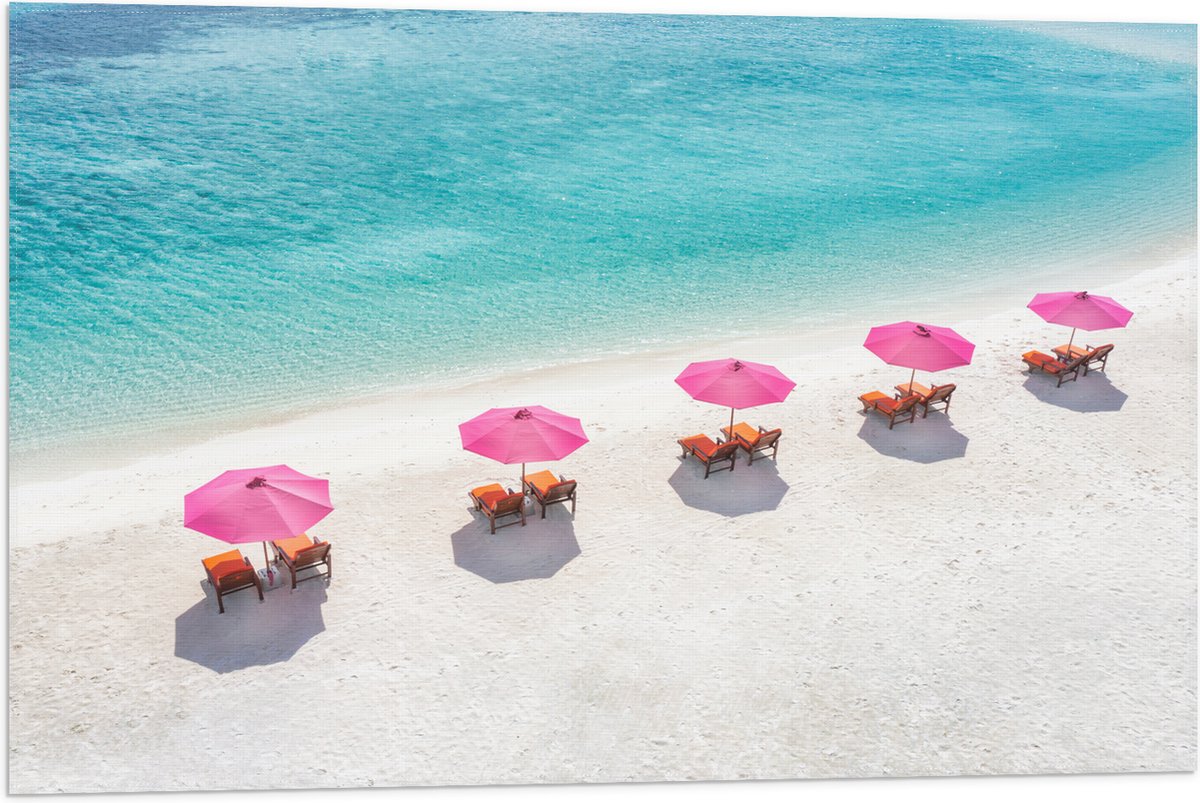 Vlag - Ligbedden onder Roze Parasols op het Witte Strand bij Blauwe Oceaan - 75x50 cm Foto op Polyester Vlag