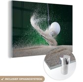 MuchoWow® Peinture sur verre - Un gros plan d'une balle de golf frappée dans le bunker - 90x60 cm - Peintures sur verre acrylique - Photo sur Glas