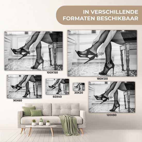 MuchoWow® Peinture sur Verre - Femme met des talons pour faire la fête - noir et blanc - 90x60 cm - Peintures sur Verre Acrylique - Photo sur Glas