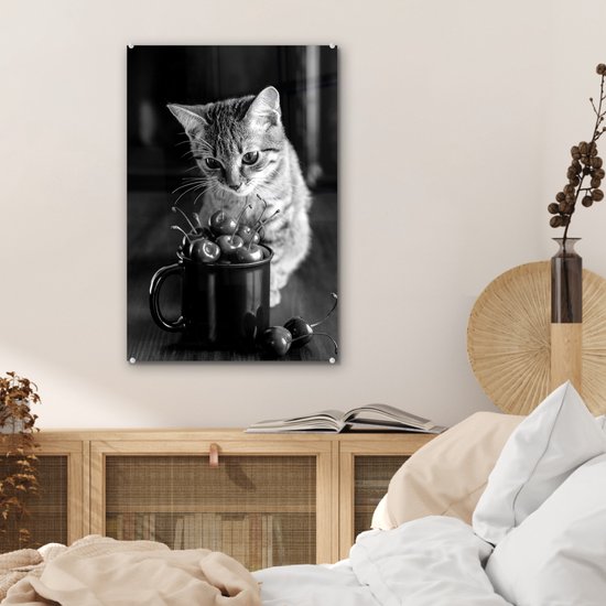 Peinture sur verre - Chat assis près d'une tasse remplie de cerises - noir et blanc - 40x60 cm - Peintures sur Verre Peintures - Photo sur Glas