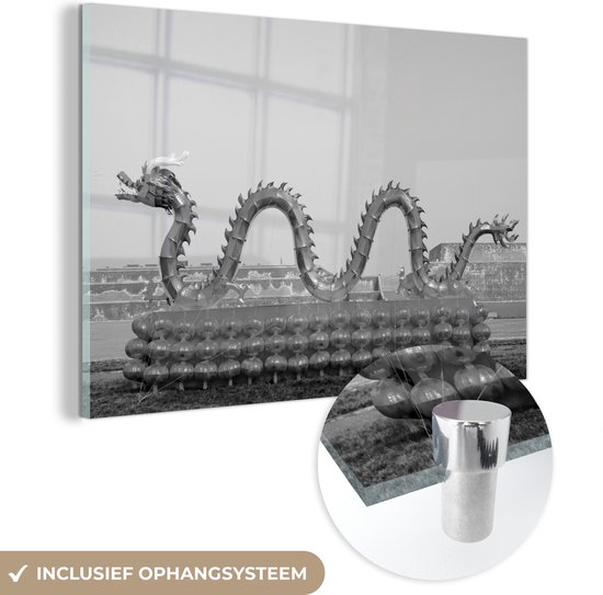 MuchoWow® Glasschilderij 30x20 cm - Schilderij acrylglas - Een Chinese draak - zwart wit - Foto op glas - Schilderijen