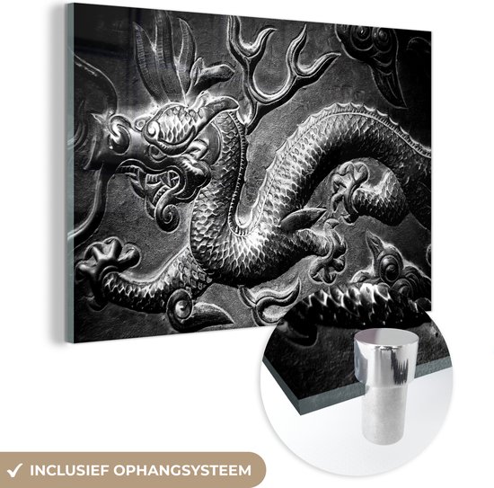 MuchoWow® Glasschilderij 30x20 cm - Schilderij acrylglas - Een Chinese draak in Beijing - zwart wit - Foto op glas - Schilderijen