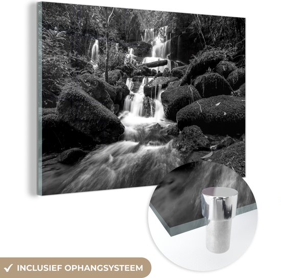MuchoWow® Glasschilderij 120x80 cm - Schilderij acrylglas - Waterval in het bos - zwart wit - Foto op glas - Schilderijen
