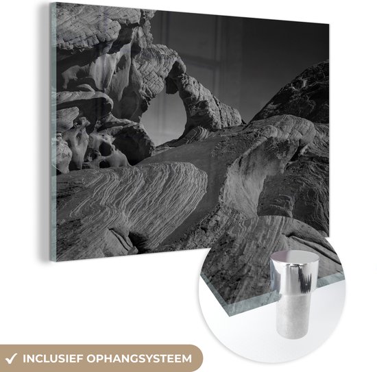 MuchoWow® Glasschilderij 150x100 cm - Schilderij acrylglas - Zandsteenrotsen - zwart wit - Foto op glas - Schilderijen