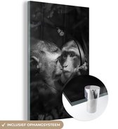 MuchoWow® Glasschilderij 40x60 cm - Schilderij acrylglas - Spiegelbeeld van een aap in de jungle - zwart wit - Foto op glas - Schilderijen