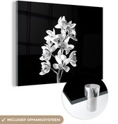 MuchoWow® Glasschilderij 120x90 cm - Schilderij acrylglas - Een witte orchidee tegen een zwarte achtergrond - zwart wit - Foto op glas - Schilderijen