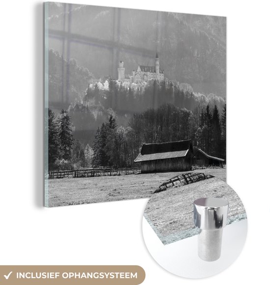 MuchoWow® Glasschilderij 90x90 cm - Schilderij acrylglas - Slot Neuschwanstein op een berg - zwart wit - Foto op glas - Schilderijen