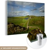 MuchoWow® Glasschilderij 90x60 cm - Schilderij acrylglas - De Muur van Hadrianus omringt door groen landschap - Foto op glas - Schilderijen