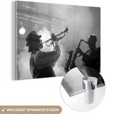 MuchoWow® Glasschilderij 180x120 cm - Schilderij acrylglas - Jazz in actie - zwart wit - Foto op glas - Schilderijen