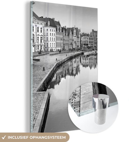 MuchoWow® Glasschilderij 100x150 cm - Schilderij acrylglas - Historische stad Gent in België - zwart wit - Foto op glas - Schilderijen