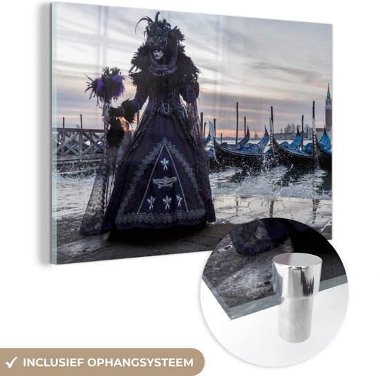 MuchoWow® Glasschilderij 90x60 cm - Schilderij acrylglas - Paarsgeklede vrouw met masker - Foto op glas - Schilderijen