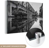 MuchoWow® Glasschilderij 60x40 cm - Schilderij acrylglas - Vintage auto weerspiegeld in water - zwart-wit - Foto op glas - Schilderijen