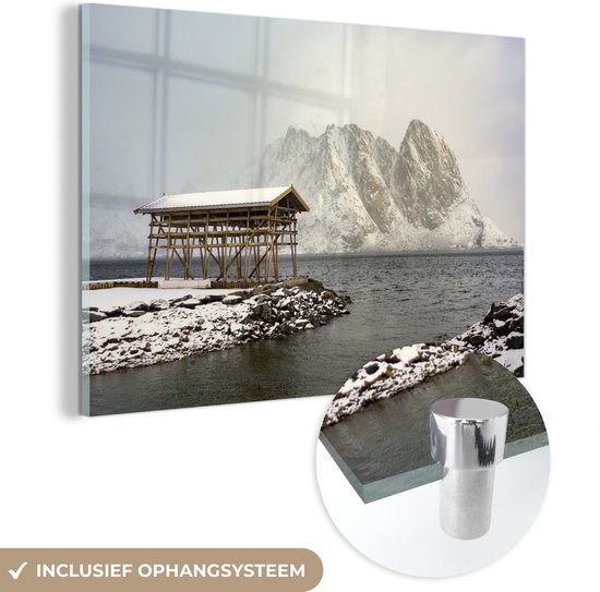 MuchoWow® Glasschilderij 30x20 cm - Schilderij acrylglas - Besneeuwde vissershut op de Lofoten - Foto op glas - Schilderijen