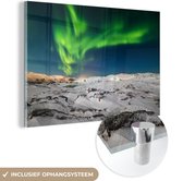 MuchoWow® Glasschilderij 90x60 cm - Schilderij acrylglas - Noorderlicht - Berg - Sneeuw - Foto op glas - Schilderijen