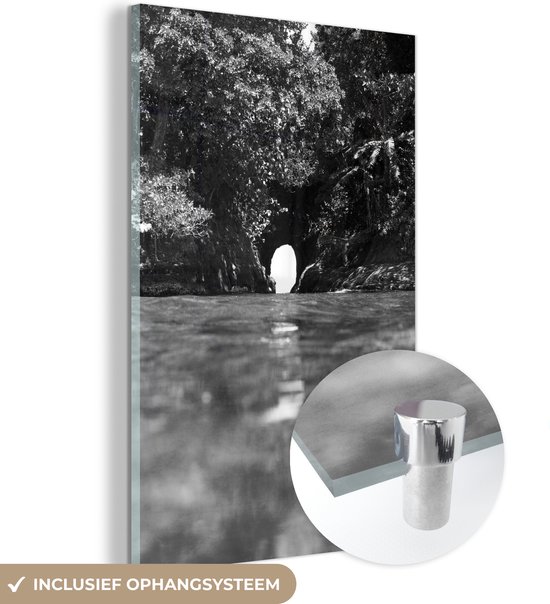 MuchoWow® Glasschilderij 20x30 cm - Schilderij acrylglas - Gat in de muur in de natuur van Costa Rica in zwart wit - Foto op glas - Schilderijen