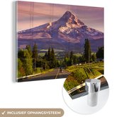 MuchoWow® Glasschilderij 150x100 cm - Schilderij acrylglas - Route 35 leidt naar een besneeuwde berg in de staat Oregon in de Verenigde Staten - Foto op glas - Schilderijen