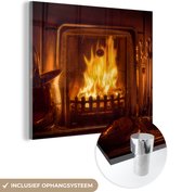 MuchoWow® Glasschilderij 20x20 cm - Schilderij acrylglas - Een open haard met warm vuur - Foto op glas - Schilderijen
