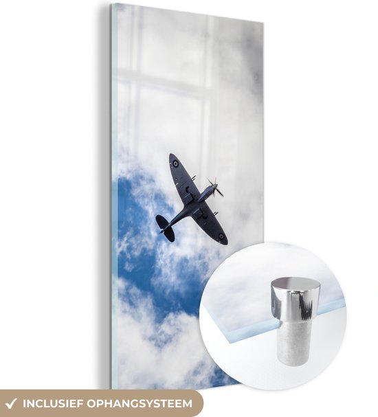 MuchoWow® Glasschilderij 20x40 cm - Schilderij acrylglas - Spitfire vliegtuig tegen een wolkenlucht - Foto op glas - Schilderijen
