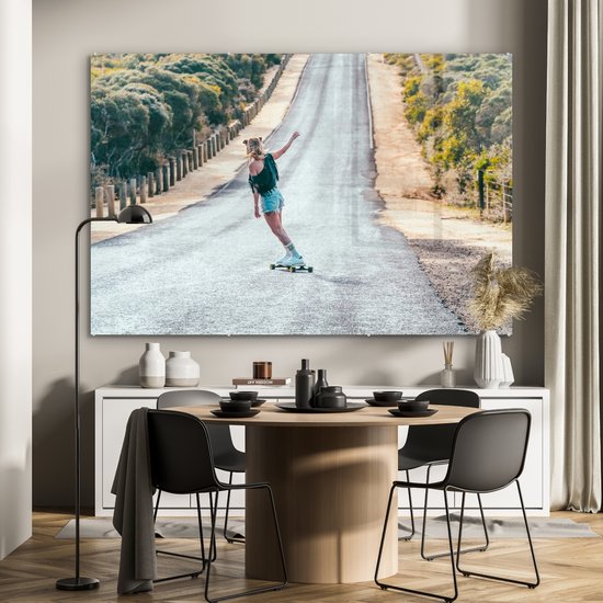 ® Glasschilderij 180x120 cm - Schilderij acrylglas - Skateboardende vrouw - Foto op glas - Muurdecoratie woonkamer - Wanddecoratie slaapkamer - Schilderijen