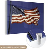 MuchoWow® Glasschilderij 120x80 cm - Schilderij acrylglas - Wapperende vlag van Verenigde Staten - Foto op glas - Schilderijen