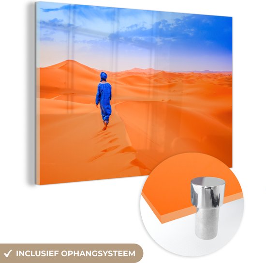 MuchoWow® Glasschilderij 90x60 cm - Schilderij acrylglas - Een Berber loopt in de woestijn - Foto op glas - Schilderijen