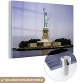 MuchoWow® Glasschilderij 180x120 cm - Schilderij acrylglas - Het Amerikaanse Vrijheidsbeeld op liberty eiland New York - Foto op glas - Schilderijen