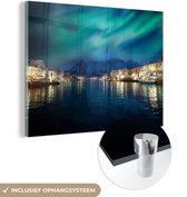 MuchoWow® Glasschilderij 80x60 cm - Schilderij acrylglas - Noorderlicht - Noorwegen - Berg - Foto op glas - Schilderijen