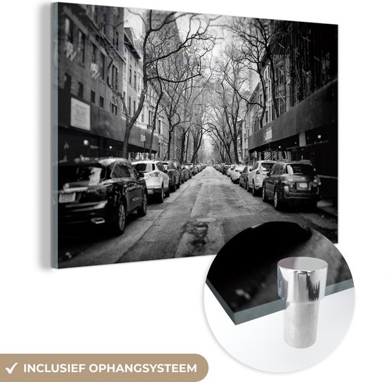 MuchoWow® Glasschilderij 60x40 cm - Schilderij acrylglas - Geparkeerde auto's in New York - zwart-wit - Foto op glas - Schilderijen