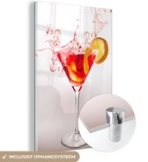 MuchoWow® Glasschilderij 80x120 cm - Schilderij acrylglas - Rood gekleurde cocktail spettert omhoog - Foto op glas - Schilderijen