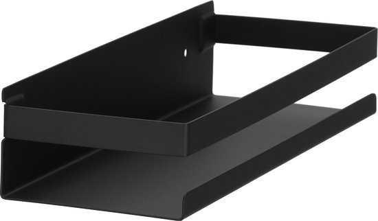 Zwarte metalen doucheplank met een opstaande rand aan de voorkant en aan de zijkant.