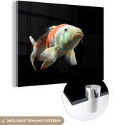Une carpe koi aux détails orange fond noir plexiglas 40x30 cm - Tirage photo sur Glas (Décoration murale en plexiglas)