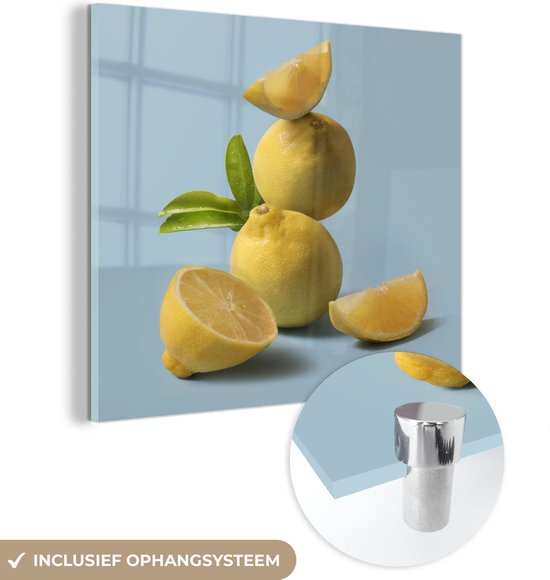 MuchoWow® Glasschilderij 20x20 cm - Schilderij acrylglas - Samenstelling van de citroenen op lichtblauwe achtergrond - Foto op glas - Schilderijen
