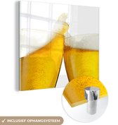 MuchoWow® Glasschilderij 90x90 cm - Schilderij acrylglas - Proostende biertjes op een witte achtergrond - Foto op glas - Schilderijen