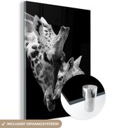 Glasschilderij - Foto op glas - Wilde dieren - Giraffe - Familie - Zwart - Wit - Acrylglas - 60x80 cm - Glasschilderij giraffe - Wanddecoratie dieren - Schilderij glas