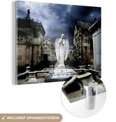 MuchoWow® Glasschilderij 40x30 cm - Schilderij acrylglas - Standbeeld van een engel in de binnenstad van Barcelona - Foto op glas - Schilderijen