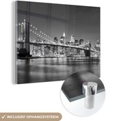 Glasschilderij - Foto op glas - Brooklyn - Brug - New York - Water - Zwart-wit - Acrylglas - Schilderijen woonkamer - 160x120 cm - Schilderij glas - Muurdecoratie - Schilderij New York