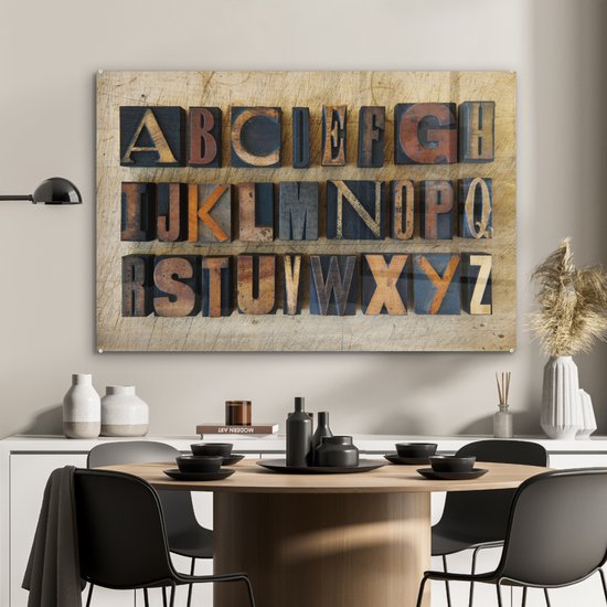 ® Glasschilderij 90x60 cm - Schilderij acrylglas - Close-up van het alfabet op een houten achtergrond - Foto op glas - Muurdecoratie woonkamer - Wanddecoratie slaapkamer - Schilderijen