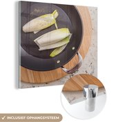 Poêle wok à la chicorée épicée sur une assiette en bois Plexiglas 50x50 cm - Tirage photo sur Glas (décoration murale en plexiglas)