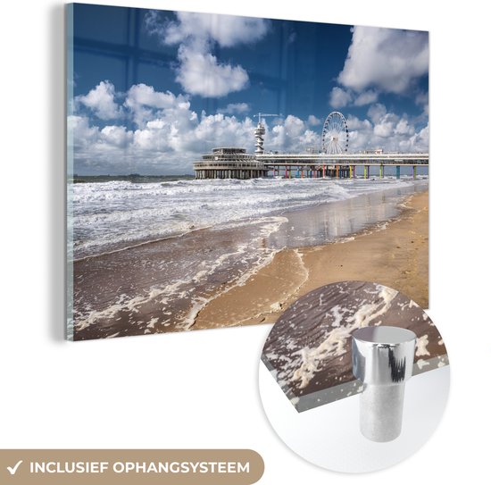 MuchoWow® Glasschilderij 30x20 cm - Schilderij acrylglas - De pier en het strand van Scheveningen, Nederland - Foto op glas - Schilderijen