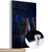 MuchoWow® Glasschilderij 20x30 cm - Schilderij acrylglas - Plank met boeken tegen een behang met sterren - Foto op glas - Schilderijen
