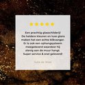 Klantbeoordeling van een glas-in-lood schilderij met gouden spikkels op bruine en zwarte achtergrond.
