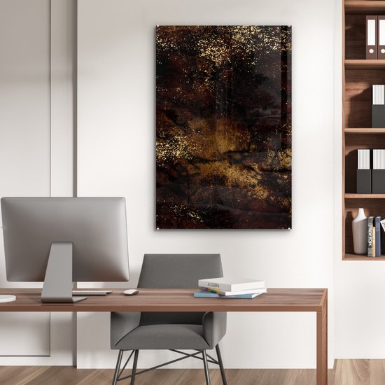 Abstract glas-in-lood schilderij in bruin en zwart met gouden spikkels, hangend boven een bureau.