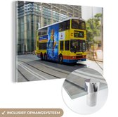 MuchoWow® Glasschilderij 60x40 cm - Schilderij acrylglas - Een kleurrijke bus in Hong Kong - Foto op glas - Schilderijen