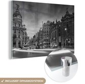 MuchoWow® Glasschilderij 60x40 cm - Schilderij acrylglas - Madrid - Straat - Zwart - Wit - Foto op glas - Schilderijen