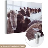 MuchoWow® Glasschilderij 150x100 cm - Schilderij acrylglas - Paarden - Sneeuw - Wit - Foto op glas - Schilderijen
