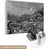MuchoWow® Glasschilderij 150x100 cm - Schilderij acrylglas - Zonsopgang boven Zwitserse Matterhorn in Zermatt - zwart wit - Foto op glas - Schilderijen