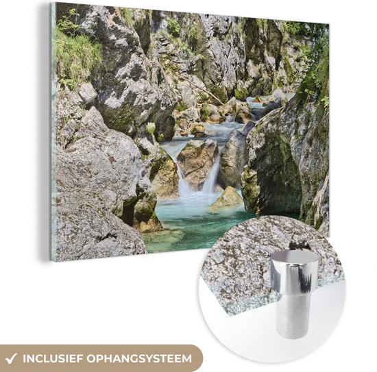 MuchoWow® Glasschilderij 120x80 cm - Schilderij acrylglas - Soca-rivier en de kalkstenen rotsen in het Nationaal park Triglav in Slovenië - Foto op glas - Schilderijen