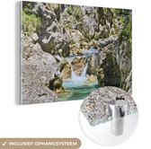 MuchoWow® Glasschilderij 30x20 cm - Schilderij acrylglas - Soca-rivier en de kalkstenen rotsen in het Nationaal park Triglav in Slovenië - Foto op glas - Schilderijen