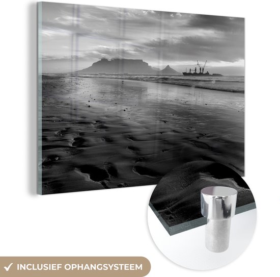 MuchoWow® Glasschilderij - Zonsondergang over de Tafelberg in Kaapstad - zwart wit - 90x60 cm - Acrylglas Schilderijen - Foto op Glas