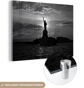 MuchoWow® Glasschilderij 160x120 cm - Schilderij acrylglas - Silhouet van het Amerikaanse Vrijheidsbeeld in New York - zwart wit - Foto op glas - Schilderijen